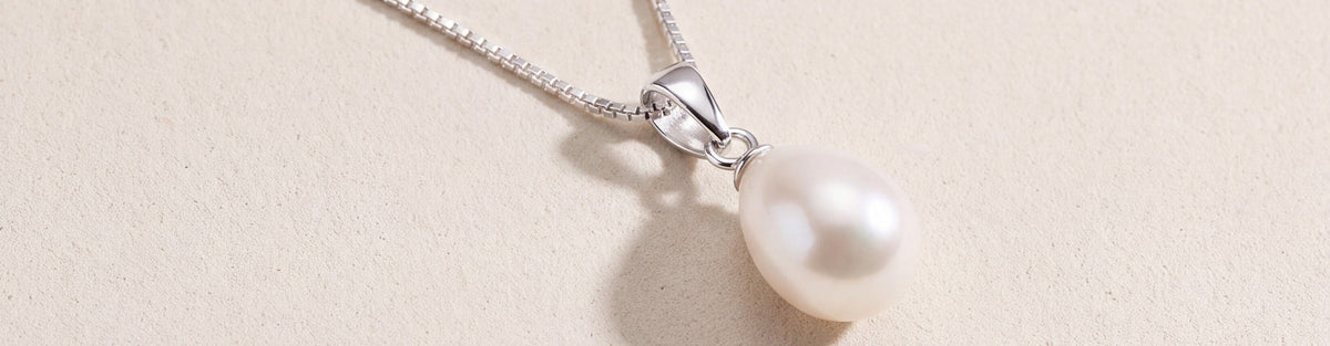Essential pearl necklace with single white pearl pendant